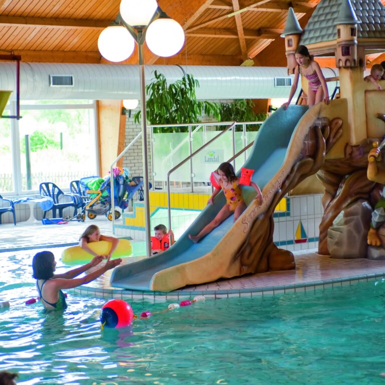 Landal sonnenberg schwimmbad 04.jpg