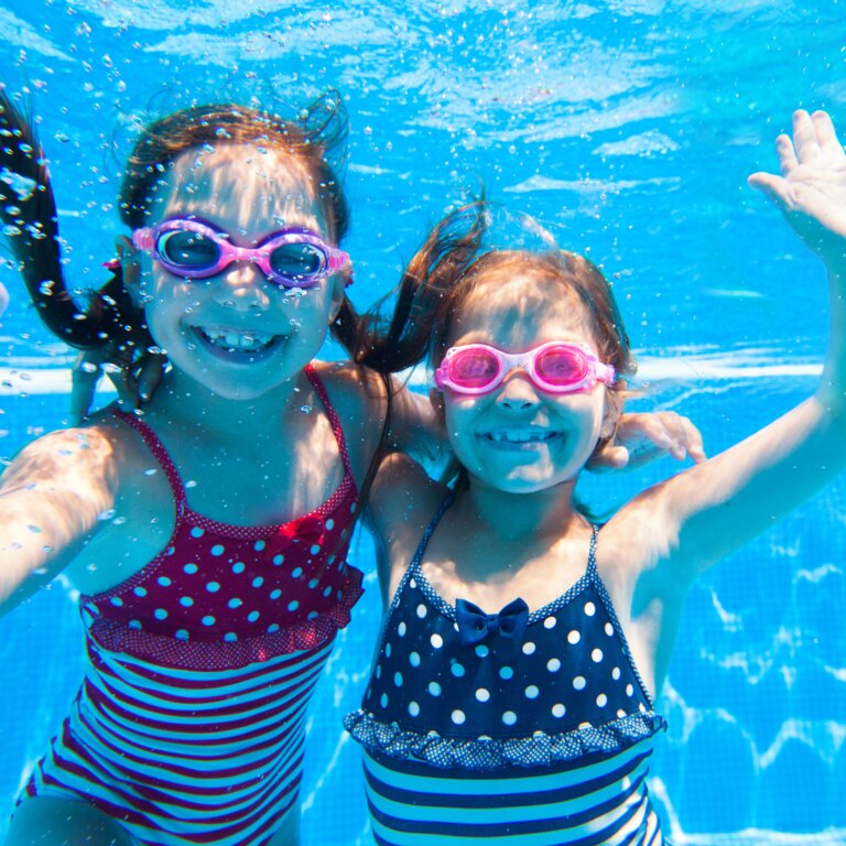 Roompot ferienresort cochem schwimmbad 02.jpg