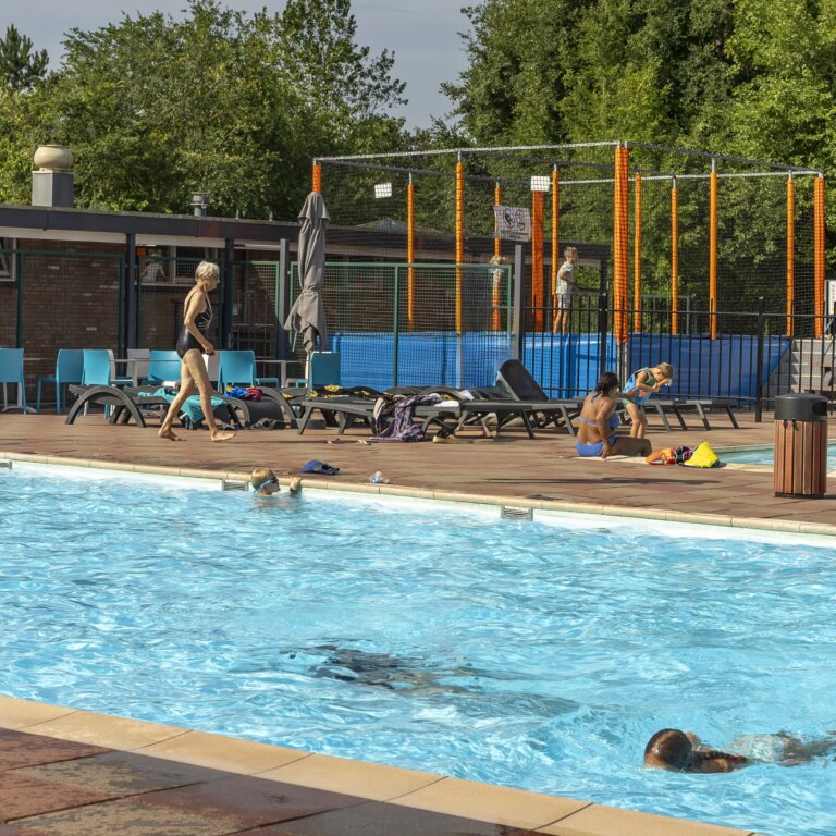 Roompot kustpark egmond aan zee schwimmbad 05.jpg
