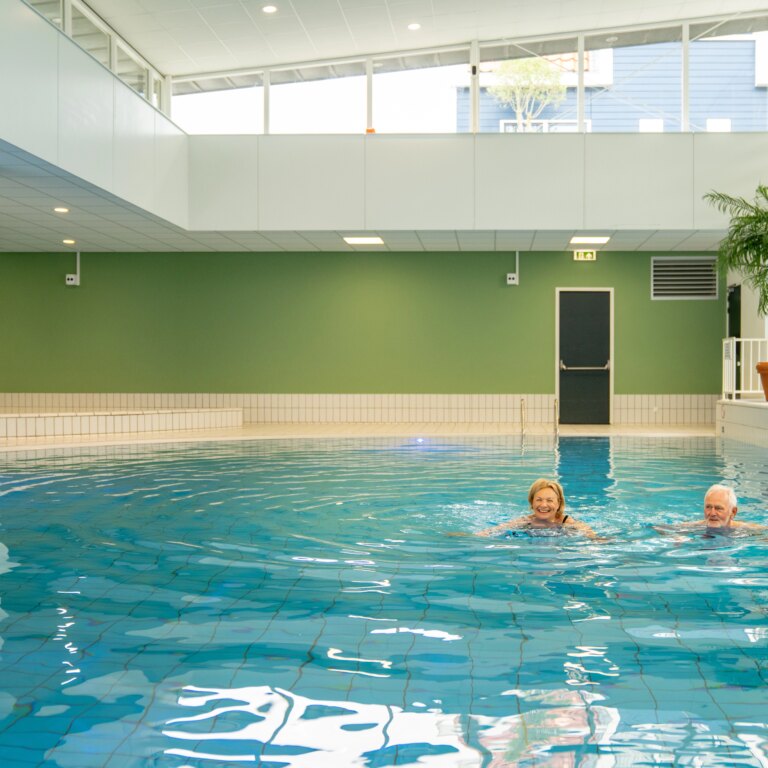 Roompot marinapark volendam schwimmbad 03.jpg