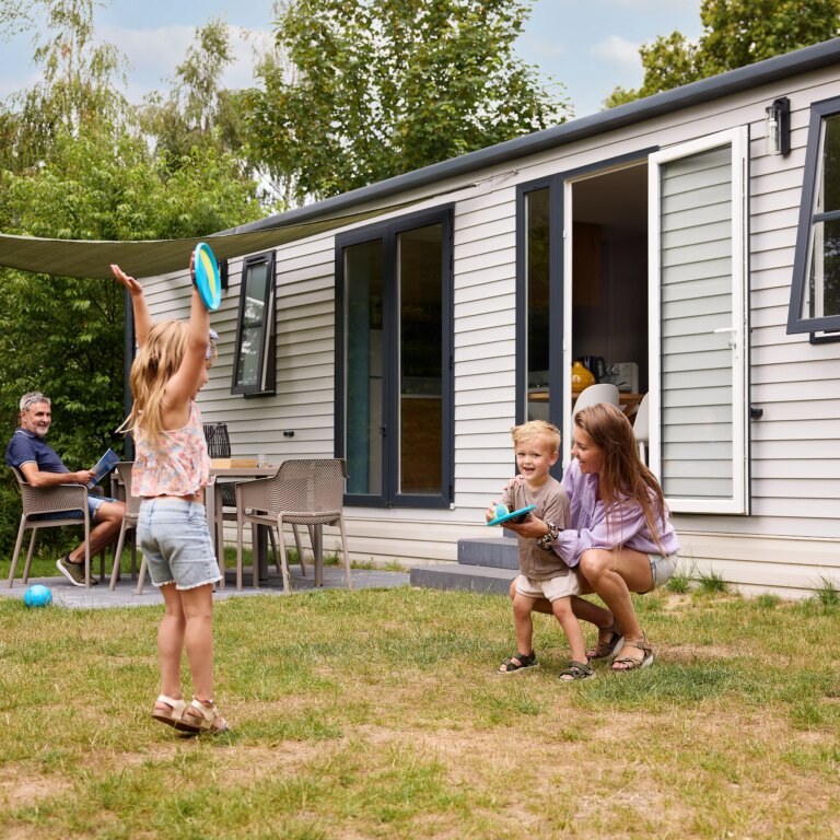 Rcn vakantiepark de roggeberg unterkunft aussen 02.jpg