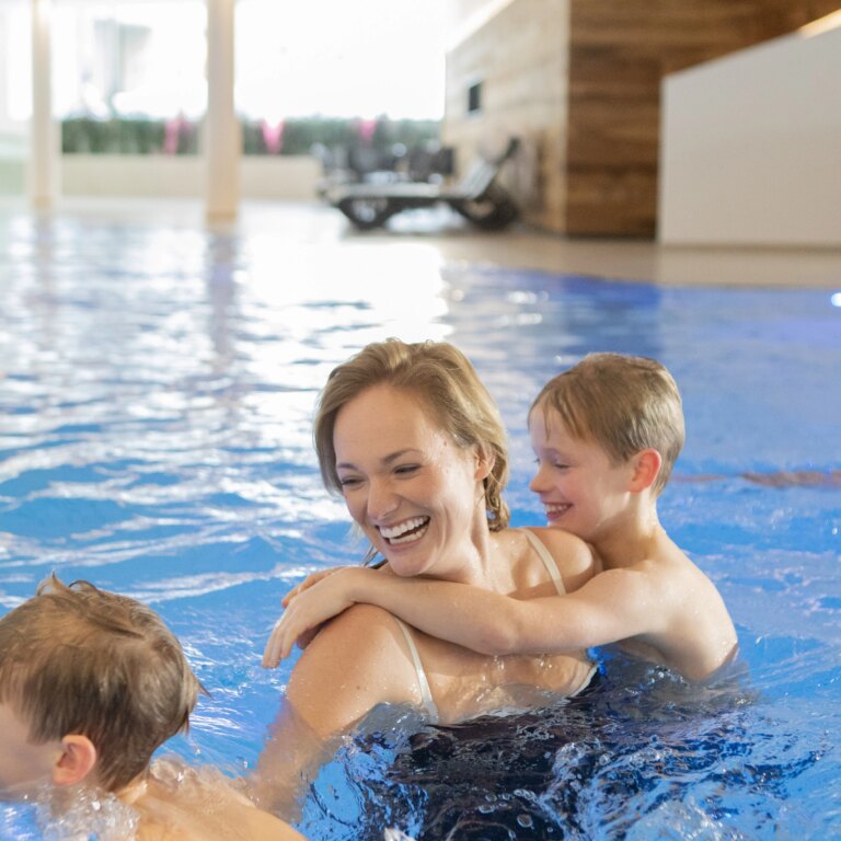 Alpine lodge lenzerheide schwimmbad 05.jpg