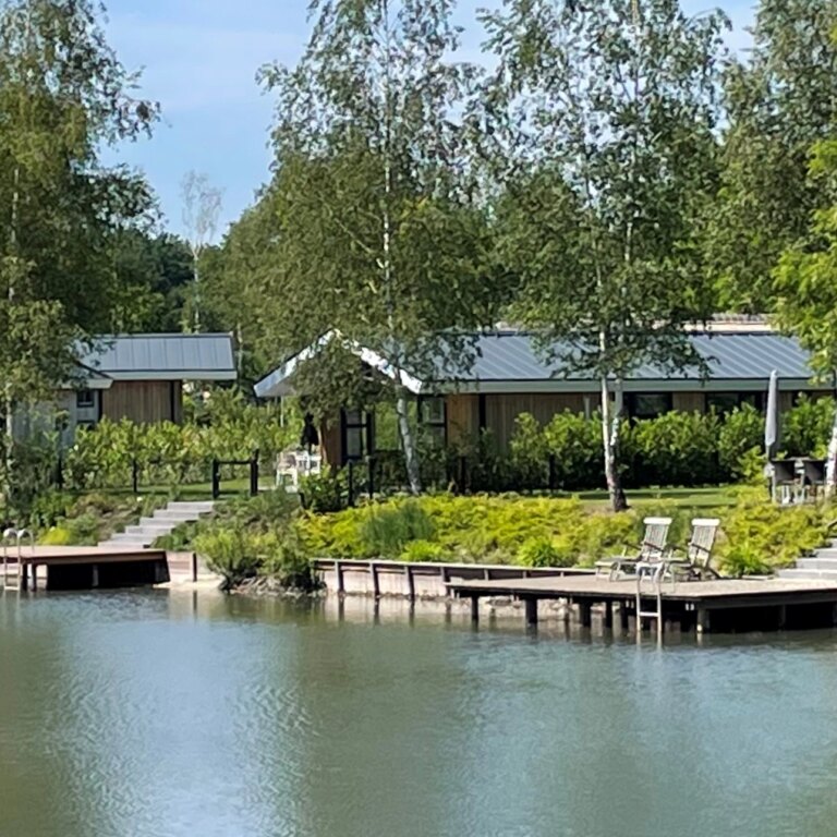 Freizeitpark de tolplas unterkunft aussen 01.jpg