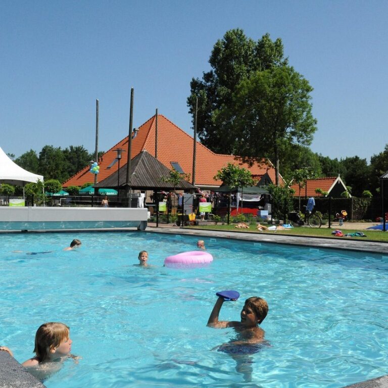 Europarcs buitenhuizen schwimmbad 08.jpg