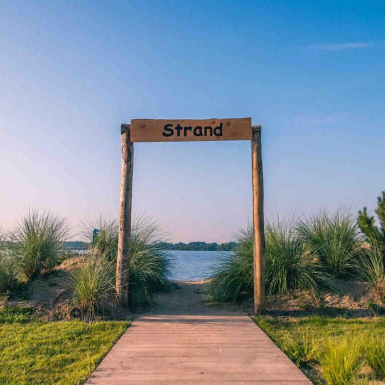 Europarcs de kraaijenbergse plassen strand 04.jpg