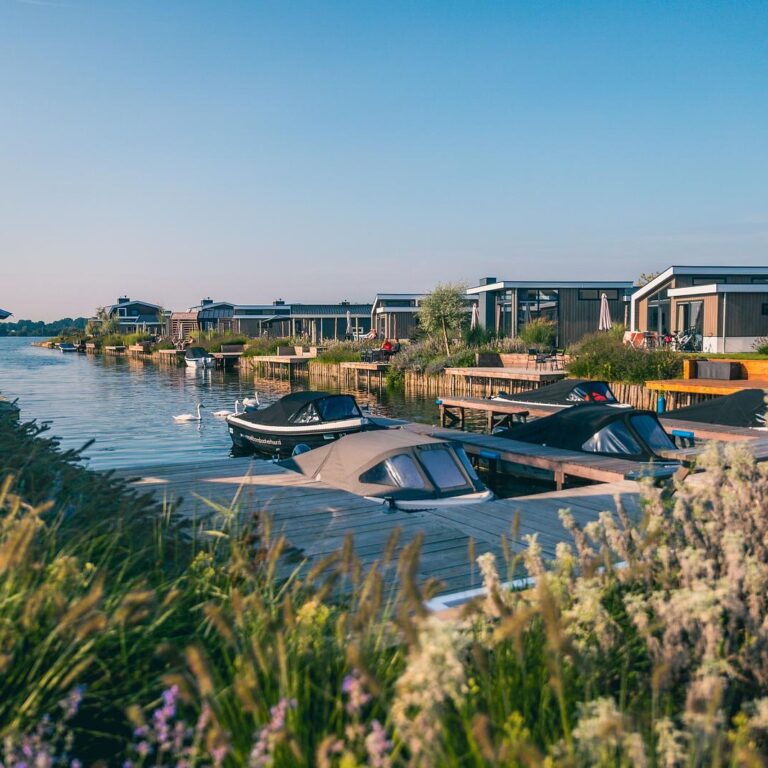Europarcs de kraaijenbergse plassen unterkunft aussen 01.jpg